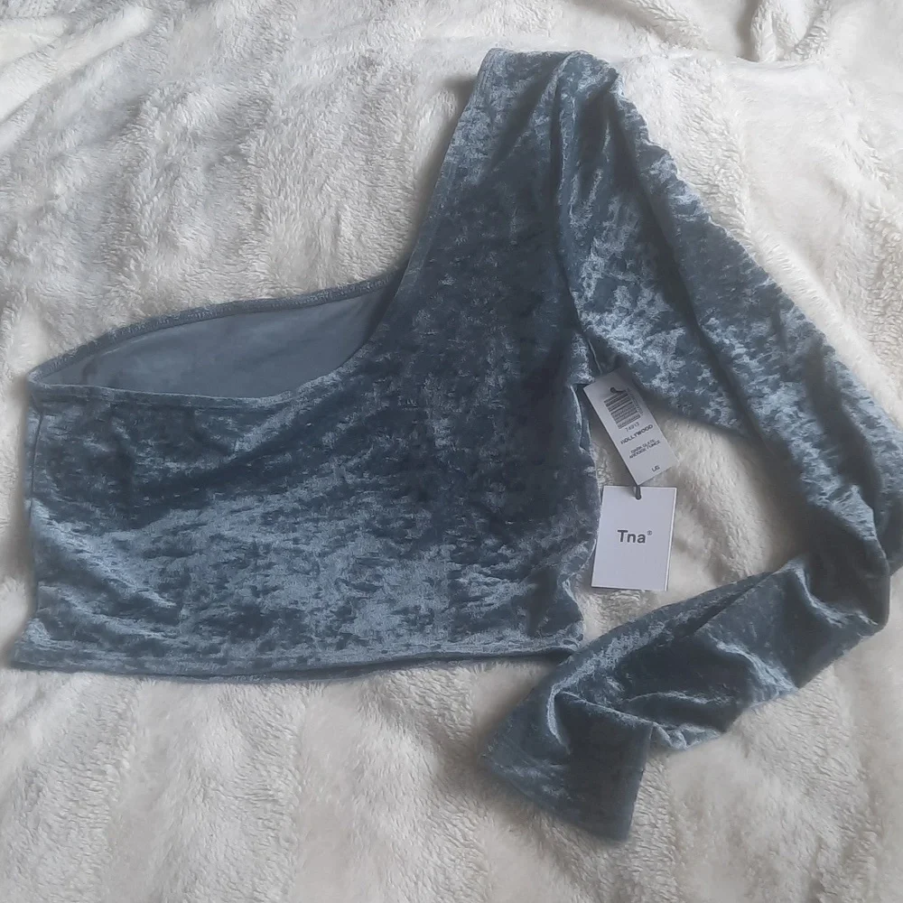 NWT Aritzia TNA Hollywood Dark Slate 1-Shoulder crushedVelvet long sleeve Crop L - Picture 2 of 8